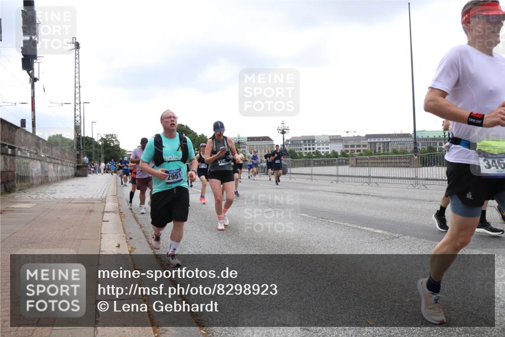 29.06.2025 - hella hamburg halbmarathon Lena Gebhardt http://msf.ph/oto/8298923 29.06.2025 10:46:51 Lombardsbrücke 1073, 1185, 1286, 1363, 1371, 1375, 1593, 1607, 1608, 1720, 1837, 1961, 1999, 2162, 2211, 2320, 2327, 2555, 2556, 2665, 2697, 2981, 3277, 3406, 3407, 3469, 3734, 3823, 4202, 4239, 4296, 4342, 4355, 4448, 4604, 5111, 5114, 5700, 5796, 5953, 6124, 6161, 6485, 6496, 6740, 7073, 7303, 7412, 7767, 7827, 8477, 8486, 8551, 8553, 8684, 8706, 8967, 9691, 10230, 13969, 14261, 15852, 16882, 16987 meine-sportfotos.de