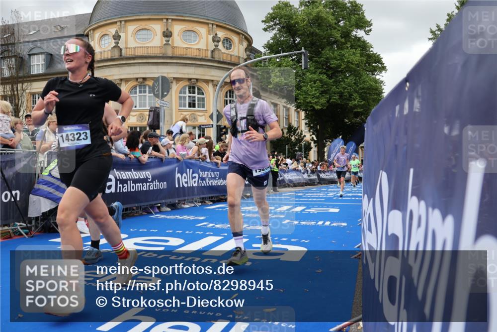29.06.2025 - hella hamburg halbmarathon Strokosch-Dieckow http://msf.ph/oto/8298945 29.06.2025 10:53:08 Ziel 2111, 2208, 3059, 3258, 3334, 4121, 7383, 7864, 8273, 8361, 8587, 9093, 9142, 9537, 12155, 12875, 14323, 15179, 16929, 16986, 19208 meine-sportfotos.de