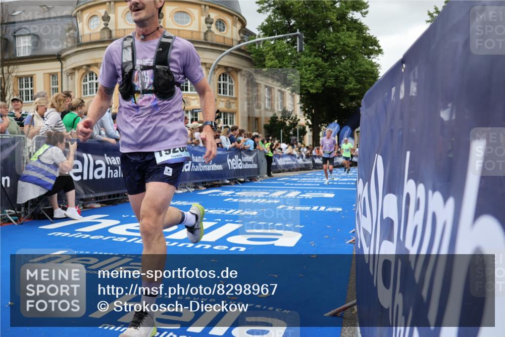 29.06.2025 - hella hamburg halbmarathon Strokosch-Dieckow http://msf.ph/oto/8298967 29.06.2025 10:53:09 Ziel 2111, 2208, 3059, 3258, 4121, 7383, 7864, 8273, 8361, 8587, 9142, 9537, 12875, 14323, 15179, 16929, 16986, 19208 meine-sportfotos.de