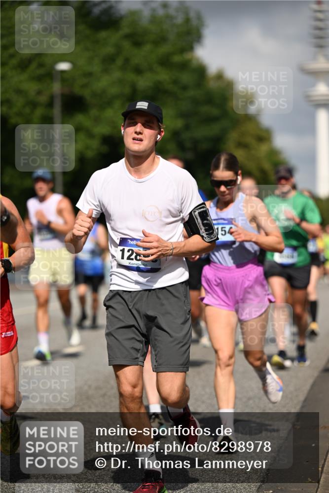 29.06.2025 - hella hamburg halbmarathon Dr. Thomas Lammeyer http://msf.ph/oto/8298978 29.06.2025 09:53:54 Kennedybrücke 1358, 1675, 1688, 1803, 1882, 2415, 2568, 2675, 2826, 3332, 4398, 4528, 4823, 5409, 5436, 5745, 5791, 5803, 6458, 6529, 6649, 7774, 8450, 8958, 9017, 9116, 9302, 9365, 9711, 10218, 10922, 11305, 11379 meine-sportfotos.de