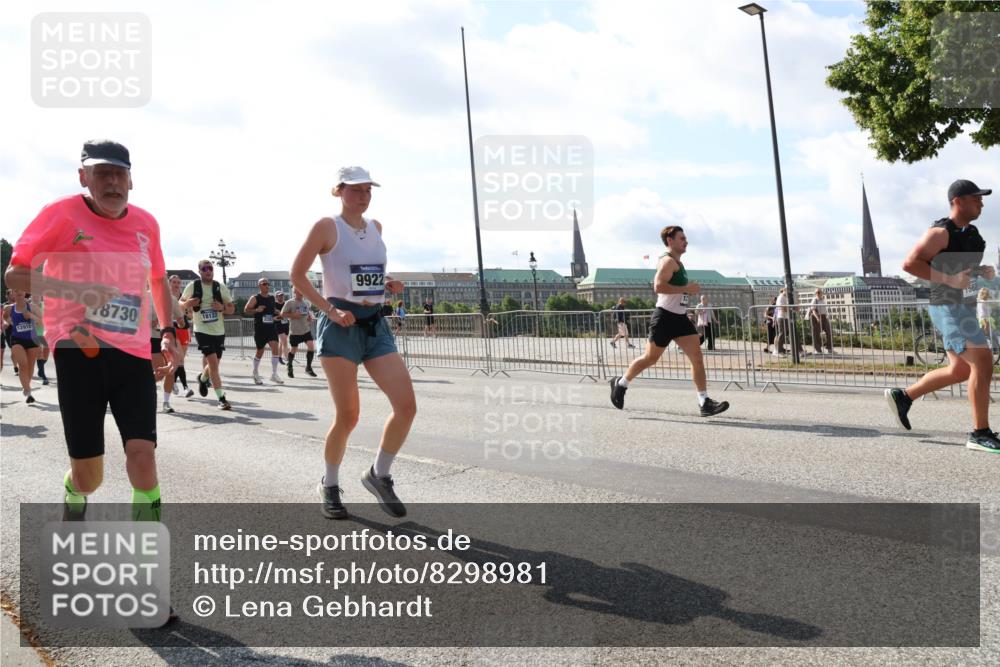 29.06.2025 - hella hamburg halbmarathon Lena Gebhardt http://msf.ph/oto/8298981 29.06.2025 09:59:25 Lombardsbrücke 12910, 8730, 18122, 22, 9922, 1319, 1334, 1366, 1506, 1595, 1642, 1715, 1719, 1955, 1972, 2282, 2391, 2432, 2630, 2741, 2911, 3037, 3112, 3279, 3668, 3715, 4426, 4467, 4837, 4839, 5299, 5391, 5420, 5457, 5458, 5465, 5492, 5866, 6390, 6399, 6414, 6415, 6416, 7033, 7037, 7129, 7130, 7232, 7395, 7833, 7864, 8509, 8520, 8542, 8652, 8772, 8798, 8846, 8929, 9142, 9488, 9655, 9884, 9903, 9907, 9922, 9984, 10020, 10266, 11039, 11568 meine-sportfotos.de