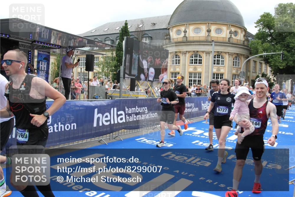 29.06.2025 - hella hamburg halbmarathon Michael Strokosch http://msf.ph/oto/8299007 29.06.2025 10:57:30 Ziel 3435, 5926, 6272, 6281, 6302, 8393, 9727, 12144, 13245, 13394, 15695, 16093, 16830, 17160, 17758, 17828 meine-sportfotos.de