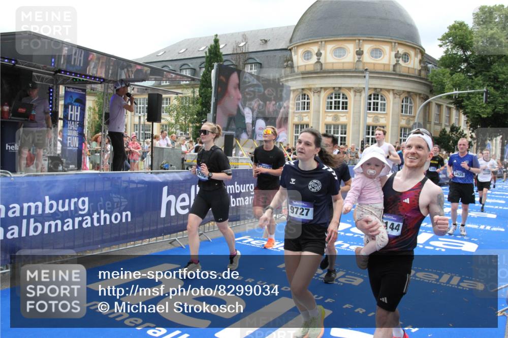 29.06.2025 - hella hamburg halbmarathon Michael Strokosch http://msf.ph/oto/8299034 29.06.2025 10:57:31 Ziel 3435, 5015, 5134, 5728, 6281, 6302, 8393, 9727, 12144, 13245, 13394, 15695, 16093, 16830, 17160, 17758, 17828 meine-sportfotos.de