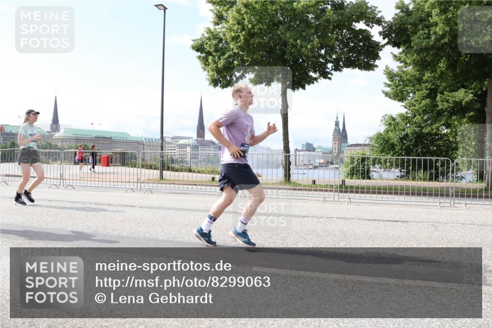 29.06.2025 - hella hamburg halbmarathon Lena Gebhardt http://msf.ph/oto/8299063 29.06.2025 10:12:07 Lombardsbrücke 1062, 1328, 1531, 1790, 1850, 1992, 2661, 3363, 3746, 4227, 5176, 5379, 5605, 6871, 7474, 7571, 9191, 9253, 9405, 9428, 9705, 10042, 10409, 10428, 10685, 11507, 11509, 11525, 11537, 11581, 11917, 12473, 13171, 13177, 13542, 13958, 14060, 14196, 14313, 14384, 14863, 14868, 15137, 15945, 16379, 16976, 17080, 17638, 17774, 17866, 18261, 18395, 18429, 18655 meine-sportfotos.de