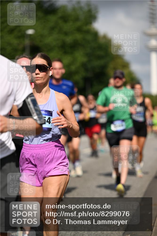 29.06.2025 - hella hamburg halbmarathon Dr. Thomas Lammeyer http://msf.ph/oto/8299076 29.06.2025 09:53:55 Kennedybrücke 1209, 1358, 1675, 1688, 1803, 1882, 2415, 2568, 2675, 2826, 3332, 4205, 4398, 4528, 4823, 5409, 5436, 5745, 5791, 5803, 6458, 6529, 6649, 7774, 8450, 8958, 9017, 9116, 9302, 9365, 9711, 10218, 10922, 11305, 11379 meine-sportfotos.de