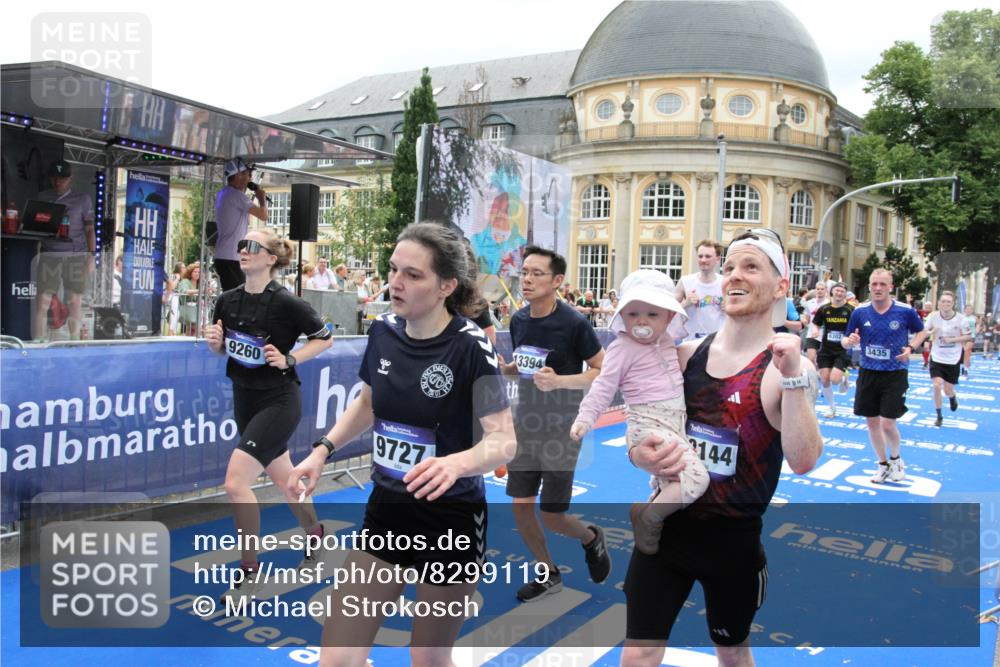 29.06.2025 - hella hamburg halbmarathon Michael Strokosch http://msf.ph/oto/8299119 29.06.2025 10:57:31 Ziel 3435, 5015, 5134, 5728, 6281, 6302, 8393, 9727, 12144, 13245, 13394, 15695, 16093, 16830, 17160, 17758, 17828 meine-sportfotos.de