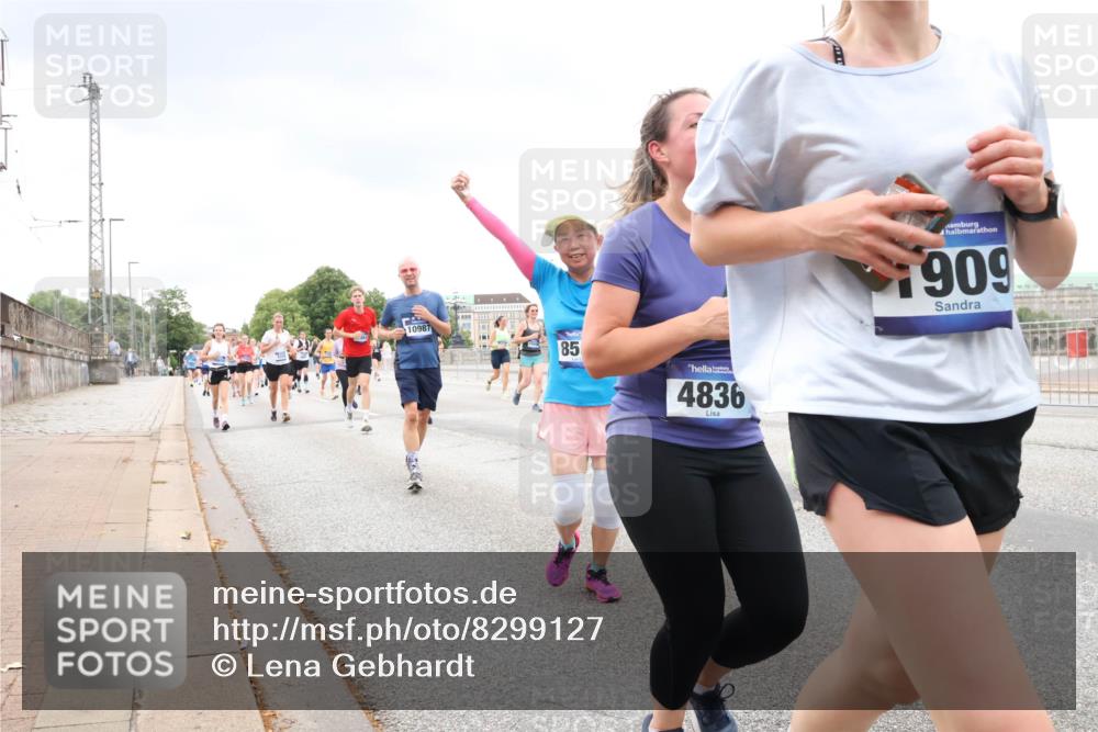 29.06.2025 - hella hamburg halbmarathon Lena Gebhardt http://msf.ph/oto/8299127 29.06.2025 10:56:18 Lombardsbrücke 10987, 85, 4836, 909, 1047, 1113, 1738, 1909, 2095, 2143, 2307, 2793, 2915, 3257, 3268, 3438, 3520, 3675, 3676, 3953, 3987, 4083, 4265, 4354, 4473, 4773, 4836, 5237, 5306, 5438, 5580, 5693, 5757, 5994, 6055, 6056, 6113, 6494, 6594, 6690, 6968, 7025, 7028, 7090, 7307, 7516, 7616, 7711, 8005, 8108, 8110, 8305, 8517, 8533, 8606, 8766, 9383, 9435, 9606, 9838, 9948, 9953, 10449, 10555, 10569, 10640, 10740, 10784, 10987 meine-sportfotos.de