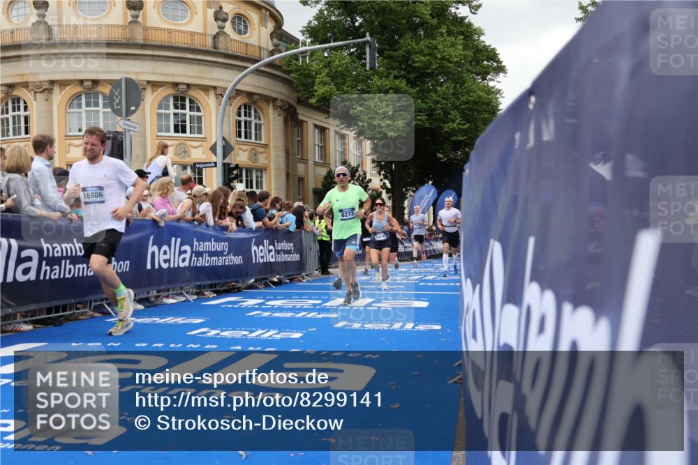 29.06.2025 - hella hamburg halbmarathon Strokosch-Dieckow http://msf.ph/oto/8299141 29.06.2025 10:53:13 Ziel 1683, 2074, 2111, 2354, 4065, 7312, 7383, 8273, 8361, 9142, 11844, 12490, 12875, 15179, 15681, 16929, 16986, 18901 meine-sportfotos.de