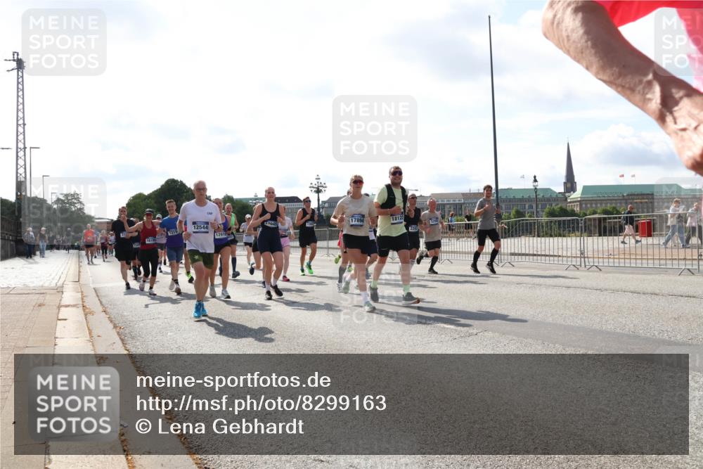 29.06.2025 - hella hamburg halbmarathon Lena Gebhardt http://msf.ph/oto/8299163 29.06.2025 09:59:26 Lombardsbrücke 12544, 1319, 7045, 17894, 1618, 12910, 18122, 2282, 1319, 1334, 1366, 1506, 1595, 1642, 1715, 1719, 1955, 1972, 2282, 2391, 2432, 2630, 2741, 2911, 3037, 3112, 3279, 3668, 3715, 4426, 4467, 4837, 4839, 5299, 5391, 5420, 5457, 5458, 5465, 5492, 5866, 6390, 6399, 6414, 6415, 6416, 7033, 7037, 7129, 7130, 7232, 7395, 7833, 7864, 8509, 8520, 8542, 8652, 8772, 8798, 8846, 8929, 9142, 9488, 9884, 9903, 9907, 9922, 9984, 10020, 10266, 11039, 11568, 11844 meine-sportfotos.de