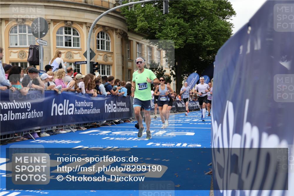 29.06.2025 - hella hamburg halbmarathon Strokosch-Dieckow http://msf.ph/oto/8299190 29.06.2025 10:53:13 Ziel 1683, 2074, 2111, 2354, 4065, 7312, 7383, 8273, 8361, 9142, 11844, 12490, 12875, 15179, 15681, 16929, 16986, 18901 meine-sportfotos.de