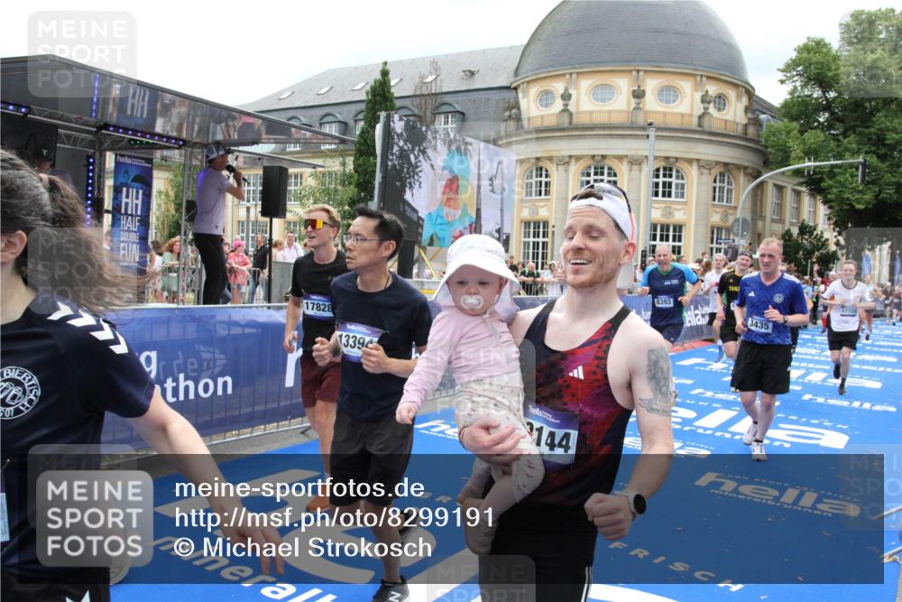 29.06.2025 - hella hamburg halbmarathon Michael Strokosch http://msf.ph/oto/8299191 29.06.2025 10:57:32 Ziel 2236, 3435, 4502, 5015, 5134, 5728, 6281, 6302, 8393, 9727, 12144, 13245, 13394, 15695, 16093, 16830, 17160, 17758, 17828 meine-sportfotos.de