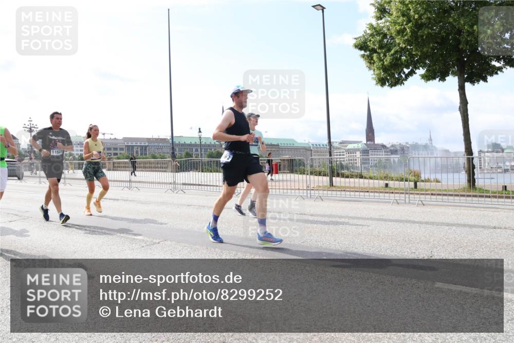 29.06.2025 - hella hamburg halbmarathon Lena Gebhardt http://msf.ph/oto/8299252 29.06.2025 10:12:08 Lombardsbrücke 1062, 1328, 1790, 1850, 1992, 2661, 3363, 3746, 4227, 5176, 5379, 5605, 6822, 6871, 7474, 7571, 9191, 9253, 9405, 9428, 9705, 10042, 10409, 10428, 10685, 11507, 11509, 11525, 11537, 11581, 11917, 12473, 13171, 13177, 13542, 13958, 14060, 14196, 14313, 14384, 14863, 14868, 15137, 15945, 16379, 16976, 17080, 17638, 17774, 17866, 18261, 18395, 18429, 18655 meine-sportfotos.de