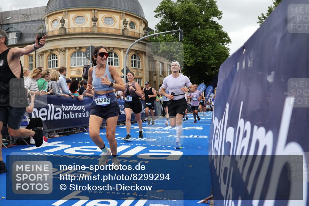 29.06.2025 - hella hamburg halbmarathon Strokosch-Dieckow http://msf.ph/oto/8299294 29.06.2025 10:53:15 Ziel 1683, 1727, 2074, 2111, 2354, 4065, 7312, 7383, 8273, 8361, 8651, 9142, 11844, 12490, 12875, 15179, 15681, 15838, 16929, 16986, 18134, 18901 meine-sportfotos.de