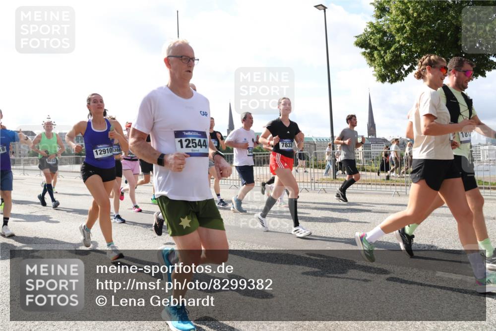 29.06.2025 - hella hamburg halbmarathon Lena Gebhardt http://msf.ph/oto/8299382 29.06.2025 09:59:28 Lombardsbrücke 19, 8652, 12910, 388, 19, 12544, 41, 1817, 7833, 1319, 1334, 1366, 1506, 1595, 1642, 1715, 1719, 1955, 1972, 2282, 2391, 2432, 2630, 2741, 2911, 3037, 3112, 3279, 3668, 3715, 4426, 4467, 4837, 4839, 5299, 5391, 5420, 5457, 5458, 5465, 5492, 5866, 6390, 6399, 6414, 6415, 6416, 7033, 7037, 7129, 7130, 7232, 7395, 7833, 7864, 8330, 8509, 8520, 8542, 8652, 8772, 8798, 8846, 8929, 9142, 9488, 9884, 9903, 9907, 9922, 9984, 10020, 10031, 10266, 11039, 11568, 11844 meine-sportfotos.de