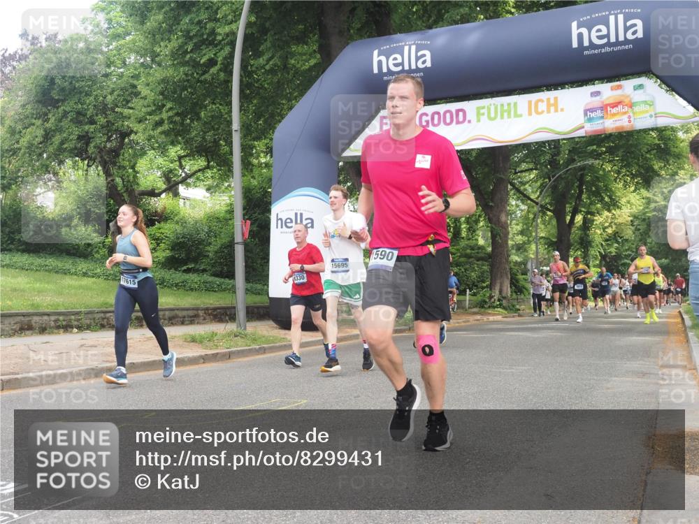 29.06.2025 - hella hamburg halbmarathon KatJ http://msf.ph/oto/8299431 29.06.2025 10:43:10 Zwischen KM18-KM19 1180, 6924, 8330 meine-sportfotos.de