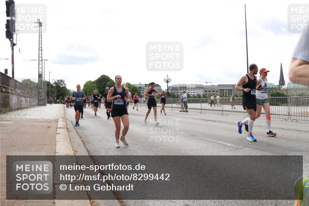 29.06.2025 - hella hamburg halbmarathon Lena Gebhardt http://msf.ph/oto/8299442 29.06.2025 10:21:44 Lombardsbrücke 13937, 575, 12041, 1072, 1158, 1191, 1250, 1294, 1401, 1668, 1958, 2172, 2271, 2315, 2353, 2529, 2635, 2815, 3122, 3606, 3770, 3817, 3825, 3826, 3995, 4046, 4289, 4375, 4376, 4697, 4786, 5122, 5373, 5395, 5412, 5493, 5641, 5759, 5957, 6086, 6103, 6475, 6676, 6805, 6844, 7075, 7162, 7375, 7522, 7553, 7612, 7672, 7781, 8095, 8286, 8715, 8844, 8896, 8959, 9002, 9062, 9100, 9369, 9483, 9499, 9532, 9624, 10374, 10874 meine-sportfotos.de
