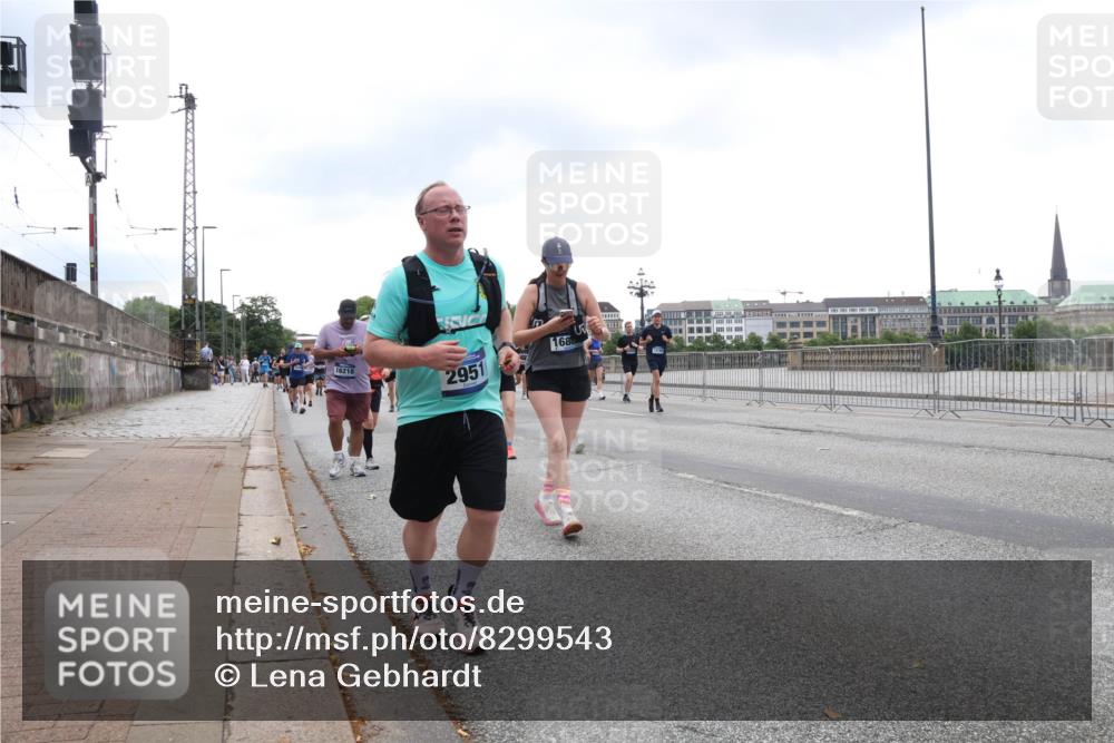 29.06.2025 - hella hamburg halbmarathon Lena Gebhardt http://msf.ph/oto/8299543 29.06.2025 10:46:52 Lombardsbrücke 1073, 1185, 1286, 1363, 1371, 1375, 1593, 1607, 1608, 1720, 1837, 1961, 1999, 2162, 2211, 2320, 2327, 2555, 2556, 2665, 2697, 2981, 3277, 3406, 3407, 3469, 3734, 3823, 4202, 4239, 4296, 4342, 4355, 4448, 4483, 4604, 5111, 5114, 5700, 5796, 5953, 6124, 6161, 6485, 6496, 6740, 7073, 7303, 7412, 7767, 7827, 8477, 8486, 8551, 8553, 8684, 8706, 8967, 9691, 10230, 13969, 14261, 15852, 16882, 16987 meine-sportfotos.de