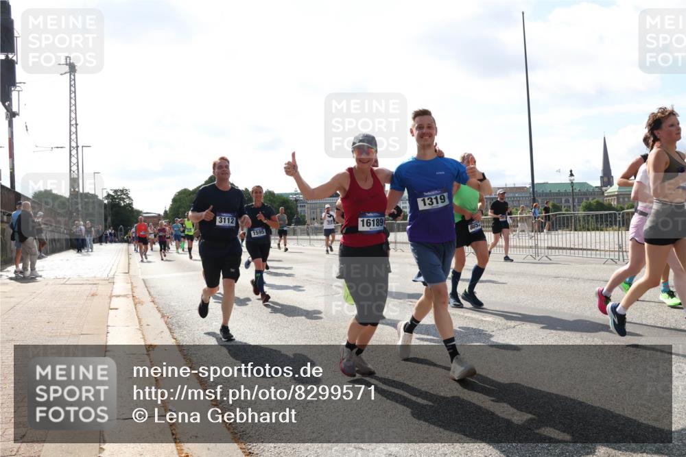 29.06.2025 - hella hamburg halbmarathon Lena Gebhardt http://msf.ph/oto/8299571 29.06.2025 09:59:29 Lombardsbrücke 3112, 1595, 16189, 1319, 8654, 1319, 1334, 1366, 1506, 1595, 1642, 1955, 1972, 2282, 2391, 2432, 2630, 2741, 2911, 3112, 3279, 3668, 3715, 4426, 4467, 4837, 4839, 5299, 5391, 5420, 5457, 5458, 5465, 5492, 5866, 6390, 6399, 6414, 6415, 6416, 7033, 7037, 7129, 7130, 7232, 7395, 7833, 7864, 8330, 8509, 8520, 8542, 8652, 8772, 8846, 8929, 9142, 9488, 9884, 9903, 9907, 9922, 9984, 10020, 10031, 10266, 11039, 11568, 11844 meine-sportfotos.de