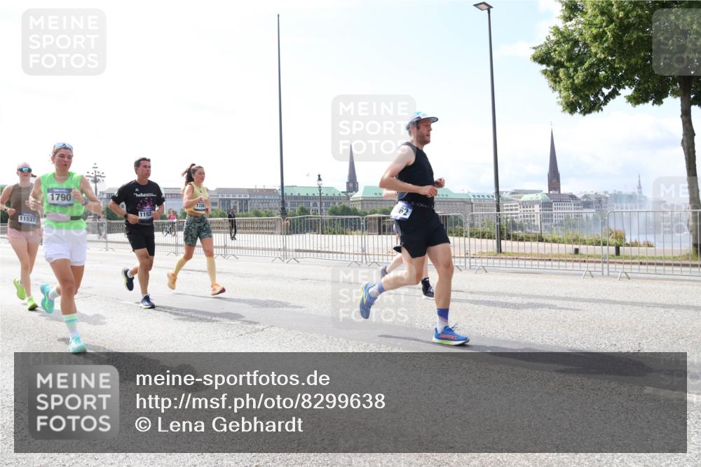 29.06.2025 - hella hamburg halbmarathon Lena Gebhardt http://msf.ph/oto/8299638 29.06.2025 10:12:08 Lombardsbrücke 1062, 1328, 1790, 1850, 1992, 2661, 3363, 3746, 4227, 5176, 5379, 5605, 6822, 6871, 7474, 7571, 9191, 9253, 9405, 9428, 9705, 10042, 10409, 10428, 10685, 11507, 11509, 11525, 11537, 11581, 11917, 12473, 13171, 13177, 13542, 13958, 14060, 14196, 14313, 14384, 14863, 14868, 15137, 15945, 16379, 16976, 17080, 17638, 17774, 17866, 18261, 18395, 18429, 18655 meine-sportfotos.de