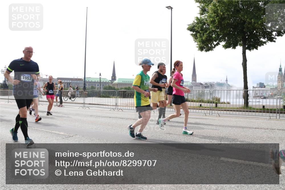 29.06.2025 - hella hamburg halbmarathon Lena Gebhardt http://msf.ph/oto/8299707 29.06.2025 10:36:59 Lombardsbrücke 1952, 1118, 156, 1022, 1118, 1253, 1339, 1488, 1490, 1597, 1948, 1952, 1954, 2031, 2072, 2104, 2124, 2272, 2480, 2552, 2588, 3127, 3165, 3428, 3714, 3873, 3895, 4084, 4347, 4618, 4733, 4762, 4996, 5224, 5538, 5640, 5786, 5789, 6156, 6172, 6359, 6584, 6804, 7202, 7707, 7773, 8007, 8257, 8258, 8315, 8499, 8758, 8936, 8937, 9054, 9055, 9295, 9500, 9694, 13265, 15077, 17156, 17807, 18152, 18488 meine-sportfotos.de