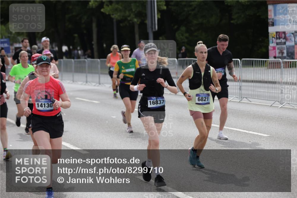 29.06.2025 - hella hamburg halbmarathon Jannik Wohlers http://msf.ph/oto/8299710 29.06.2025 10:37:05 Lombardsbrücke 1276, 1337, 1819, 2016, 2486, 2640, 3633, 4097, 5146, 5171, 5186, 5560, 5790, 5940, 6821, 6955, 7085, 7124, 7235, 7544, 7777, 7823, 8811, 8843, 9524, 10476, 10506, 10798, 10919, 11183, 11801, 11888, 11980, 12123, 12472, 12762, 12824, 12935, 13077, 14130, 14282, 14657, 15084, 16032, 16303, 16582, 16680, 16706, 16831, 16837, 17305, 17307, 17355, 17965, 18710, 18903 meine-sportfotos.de