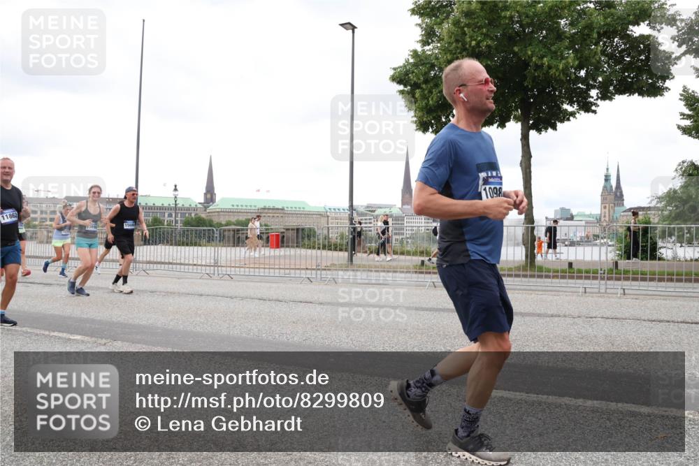29.06.2025 - hella hamburg halbmarathon Lena Gebhardt http://msf.ph/oto/8299809 29.06.2025 10:56:21 Lombardsbrücke 11862, 15696, 1098, 1047, 1113, 1738, 1909, 2095, 2143, 2307, 2793, 2887, 2915, 2991, 3257, 3268, 3438, 3520, 3614, 3675, 3676, 3953, 3987, 4083, 4265, 4354, 4473, 4773, 4836, 5237, 5306, 5438, 5580, 5693, 5757, 5994, 6056, 6494, 6690, 6968, 7025, 7028, 7090, 7307, 7516, 7616, 7711, 8005, 8108, 8305, 8517, 8533, 8606, 8766, 8939, 8943, 9383, 9435, 9606, 9838, 9910, 9948, 9953, 10555, 10569, 10571, 10640, 10740, 10784, 10987 meine-sportfotos.de