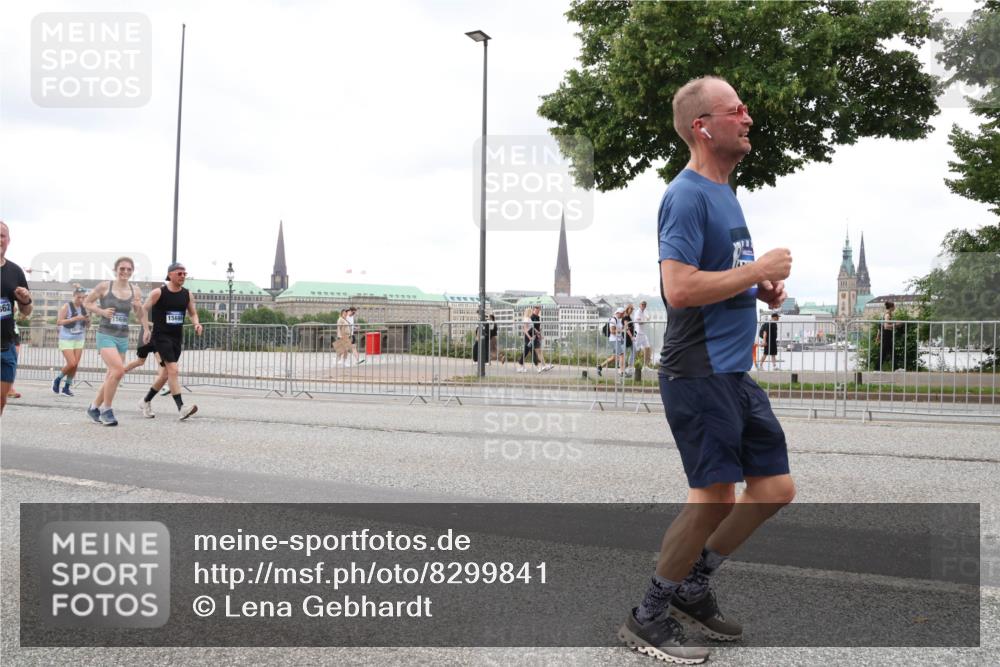 29.06.2025 - hella hamburg halbmarathon Lena Gebhardt http://msf.ph/oto/8299841 29.06.2025 10:56:21 Lombardsbrücke 62, 15696, 15699, 1047, 1113, 1738, 1909, 2095, 2143, 2307, 2793, 2887, 2915, 2991, 3257, 3268, 3438, 3520, 3614, 3675, 3676, 3953, 3987, 4083, 4265, 4354, 4473, 4773, 4836, 5237, 5306, 5438, 5580, 5693, 5757, 5994, 6056, 6494, 6690, 6968, 7025, 7028, 7090, 7307, 7516, 7616, 7711, 8005, 8108, 8305, 8517, 8533, 8606, 8766, 8939, 8943, 9383, 9435, 9606, 9838, 9910, 9948, 9953, 10555, 10569, 10571, 10640, 10740, 10784, 10987 meine-sportfotos.de