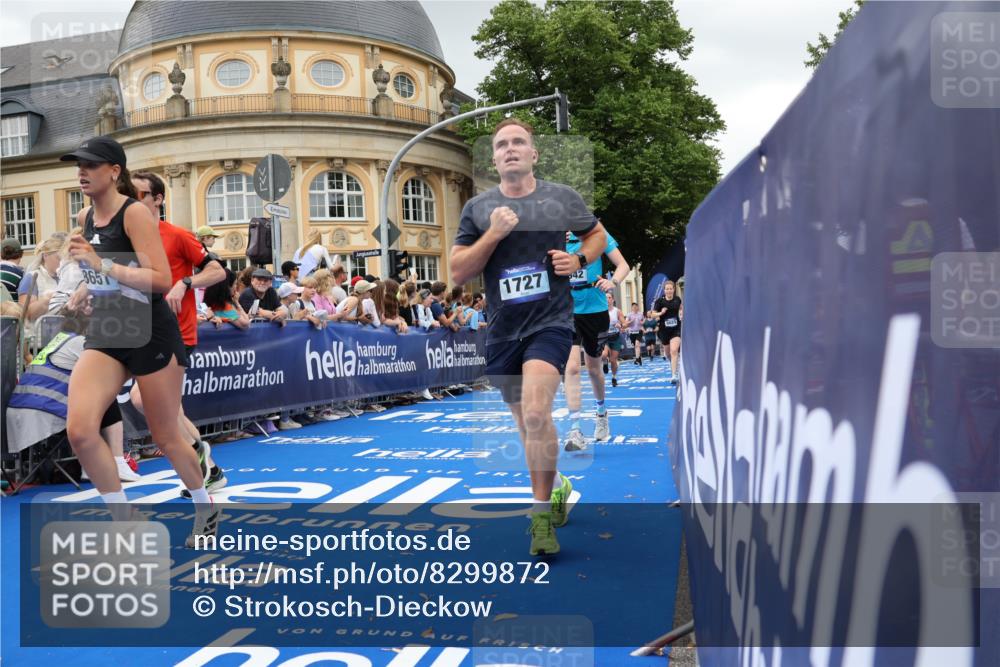 29.06.2025 - hella hamburg halbmarathon Strokosch-Dieckow http://msf.ph/oto/8299872 29.06.2025 10:53:25 Ziel 1061, 1098, 1499, 1683, 1727, 2070, 2354, 4065, 5866, 6198, 6629, 6942, 8651, 11068, 11844, 12490, 12909, 13912, 13997, 15113, 15497, 15681, 15838, 17710, 18134, 18450, 18612, 18901 meine-sportfotos.de