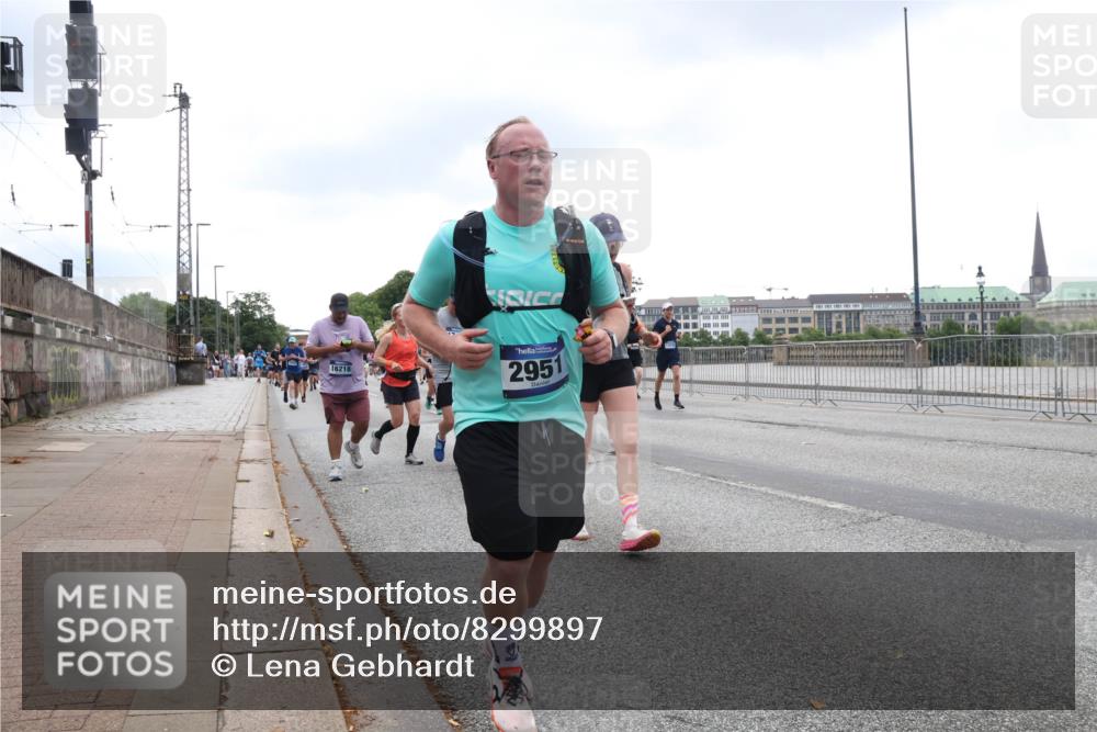 29.06.2025 - hella hamburg halbmarathon Lena Gebhardt http://msf.ph/oto/8299897 29.06.2025 10:46:52 Lombardsbrücke 1073, 1185, 1286, 1363, 1371, 1375, 1593, 1607, 1608, 1720, 1837, 1961, 1999, 2162, 2211, 2320, 2327, 2555, 2556, 2665, 2697, 2981, 3277, 3406, 3407, 3469, 3734, 3823, 4202, 4239, 4296, 4342, 4355, 4448, 4483, 4604, 5111, 5114, 5700, 5796, 5953, 6124, 6161, 6485, 6496, 6740, 7073, 7303, 7412, 7767, 7827, 8477, 8486, 8551, 8553, 8684, 8706, 8967, 9691, 10230, 13969, 14261, 15852, 16882, 16987 meine-sportfotos.de