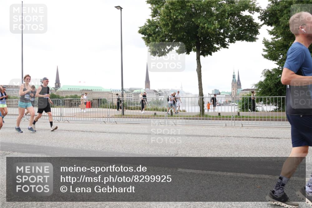 29.06.2025 - hella hamburg halbmarathon Lena Gebhardt http://msf.ph/oto/8299925 29.06.2025 10:56:21 Lombardsbrücke 1569, 1047, 1113, 1738, 1909, 2095, 2143, 2307, 2793, 2887, 2915, 2991, 3257, 3268, 3438, 3520, 3614, 3675, 3676, 3953, 3987, 4083, 4265, 4354, 4473, 4773, 4836, 5237, 5306, 5438, 5580, 5693, 5757, 5994, 6056, 6494, 6690, 6968, 7025, 7028, 7090, 7307, 7516, 7616, 7711, 8005, 8108, 8305, 8517, 8533, 8606, 8766, 8939, 8943, 9383, 9435, 9606, 9838, 9910, 9948, 9953, 10555, 10569, 10571, 10640, 10740, 10784, 10987 meine-sportfotos.de