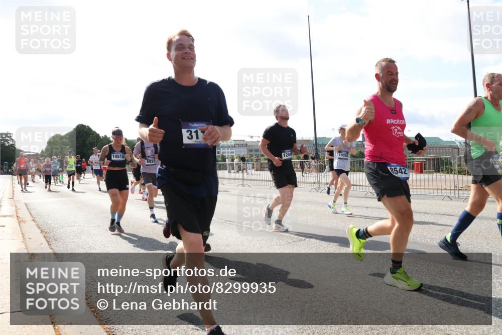 29.06.2025 - hella hamburg halbmarathon Lena Gebhardt http://msf.ph/oto/8299935 29.06.2025 09:59:30 Lombardsbrücke 10518, 8929, 31, 1244, 10020, 8542, 865, 1319, 1334, 1366, 1506, 1595, 1642, 1955, 1972, 2282, 2391, 2432, 2630, 2741, 2911, 3112, 3279, 3668, 3715, 4426, 4467, 4837, 4839, 5299, 5391, 5420, 5457, 5458, 5465, 5492, 5866, 6390, 6399, 6414, 6415, 6416, 7033, 7037, 7129, 7130, 7232, 7395, 7833, 7864, 8330, 8509, 8520, 8542, 8652, 8772, 8846, 8929, 9142, 9488, 9884, 9903, 9907, 9922, 9984, 10020, 10031, 10266, 11039, 11568, 11844 meine-sportfotos.de
