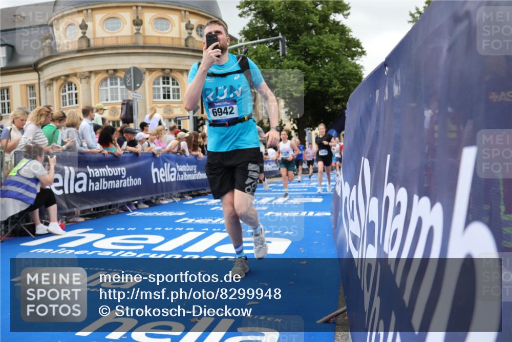 29.06.2025 - hella hamburg halbmarathon Strokosch-Dieckow http://msf.ph/oto/8299948 29.06.2025 10:53:26 Ziel 1030, 1061, 1098, 1499, 1683, 1727, 1783, 2070, 2354, 4065, 5866, 6198, 6628, 6629, 6942, 8651, 11068, 11844, 12490, 12909, 13912, 13997, 15113, 15497, 15838, 17710, 18134, 18450, 18612 meine-sportfotos.de