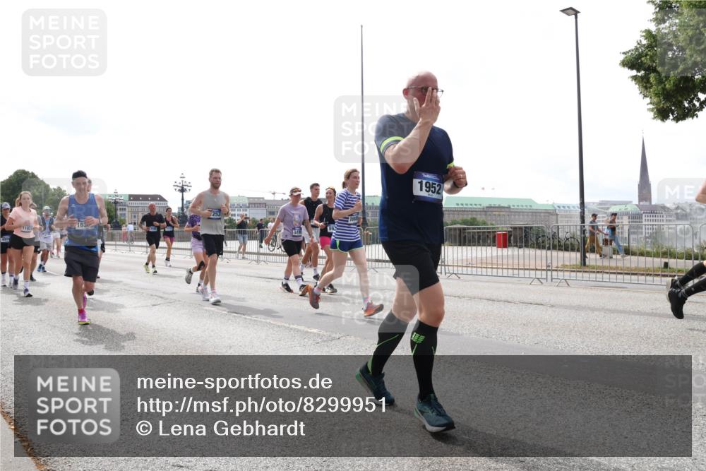 29.06.2025 - hella hamburg halbmarathon Lena Gebhardt http://msf.ph/oto/8299951 29.06.2025 10:37:00 Lombardsbrücke 499, 11831, 163, 253, 1952, 1022, 1118, 1253, 1339, 1488, 1490, 1597, 1948, 1952, 1954, 2031, 2072, 2104, 2272, 2480, 2552, 2588, 3127, 3165, 3714, 3873, 3895, 4084, 4347, 4618, 4733, 4762, 4996, 5224, 5538, 5640, 5786, 5789, 6156, 6172, 6359, 6584, 6804, 7202, 7707, 7773, 8007, 8257, 8258, 8315, 8499, 8758, 8936, 8937, 9054, 9055, 9295, 9500, 9694, 13265, 15077, 17156, 17807, 18152, 18488 meine-sportfotos.de