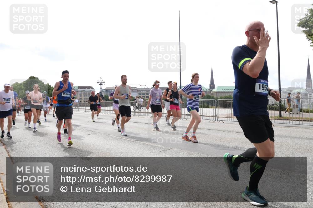 29.06.2025 - hella hamburg halbmarathon Lena Gebhardt http://msf.ph/oto/8299987 29.06.2025 10:37:00 Lombardsbrücke 9500, 1183, 16309, 195, 1022, 1118, 1253, 1339, 1488, 1490, 1597, 1948, 1952, 1954, 2031, 2072, 2104, 2272, 2480, 2552, 2588, 3127, 3165, 3714, 3873, 3895, 4084, 4347, 4618, 4733, 4762, 4996, 5224, 5538, 5640, 5786, 5789, 6156, 6172, 6359, 6584, 6804, 7202, 7707, 7773, 8007, 8257, 8258, 8315, 8499, 8758, 8936, 8937, 9054, 9055, 9295, 9500, 9694, 13265, 15077, 17156, 17807, 18152, 18488 meine-sportfotos.de