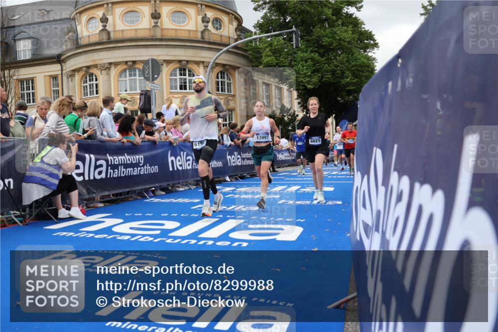 29.06.2025 - hella hamburg halbmarathon Strokosch-Dieckow http://msf.ph/oto/8299988 29.06.2025 10:53:27 Ziel 1030, 1061, 1098, 1499, 1727, 1783, 2070, 2354, 3399, 5866, 6198, 6628, 6629, 6942, 8651, 11068, 12490, 12909, 13912, 13997, 15113, 15497, 15838, 17710, 18134, 18450, 18612 meine-sportfotos.de