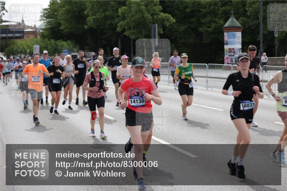 29.06.2025 - hella hamburg halbmarathon Jannik Wohlers http://msf.ph/oto/8300006 29.06.2025 10:37:06 Lombardsbrücke 1276, 1337, 1819, 2016, 2199, 2486, 2640, 3633, 4097, 5146, 5171, 5186, 5560, 5790, 5940, 6821, 6955, 7085, 7124, 7235, 7544, 7777, 7823, 8811, 8843, 9524, 10476, 10506, 10798, 10919, 11183, 11801, 11888, 12123, 12472, 12762, 12824, 12935, 13077, 14130, 14282, 14657, 15084, 16032, 16303, 16582, 16680, 16706, 16831, 16837, 17305, 17307, 17355, 17965, 18710, 18903 meine-sportfotos.de