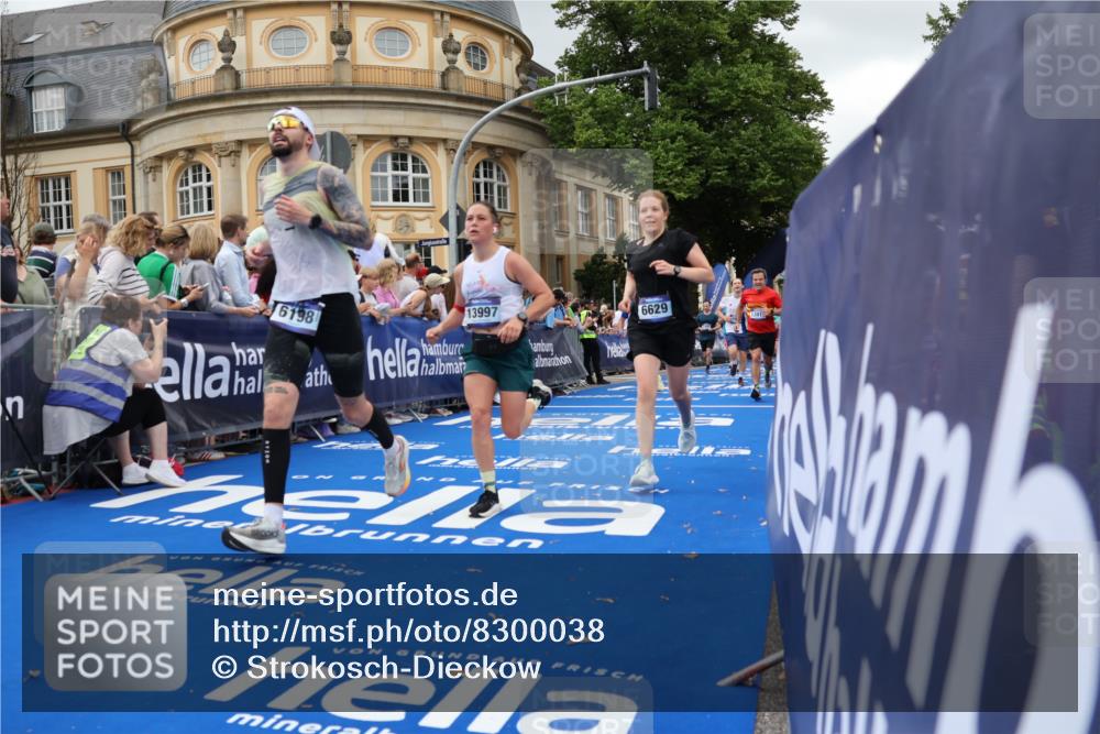 29.06.2025 - hella hamburg halbmarathon Strokosch-Dieckow http://msf.ph/oto/8300038 29.06.2025 10:53:28 Ziel 1030, 1061, 1098, 1499, 1727, 1783, 2070, 3399, 5866, 6198, 6628, 6629, 6942, 8651, 11068, 12909, 13912, 13997, 15113, 15497, 15838, 15856, 17710, 18134, 18450, 18612 meine-sportfotos.de