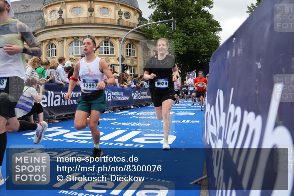 29.06.2025 - hella hamburg halbmarathon Strokosch-Dieckow http://msf.ph/oto/8300076 29.06.2025 10:53:28 Ziel 1030, 1061, 1098, 1499, 1727, 1783, 2070, 3399, 5866, 6198, 6628, 6629, 6942, 8651, 11068, 12909, 13912, 13997, 15113, 15497, 15838, 15856, 17710, 18134, 18450, 18612 meine-sportfotos.de