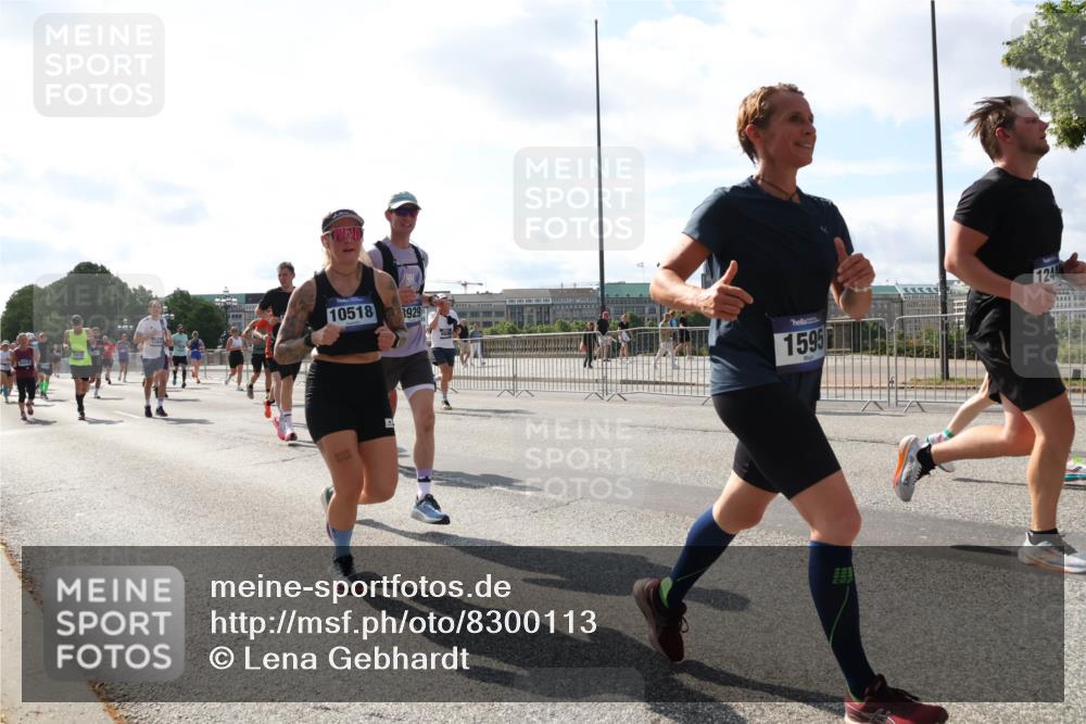 29.06.2025 - hella hamburg halbmarathon Lena Gebhardt http://msf.ph/oto/8300113 29.06.2025 09:59:31 Lombardsbrücke 10518, 3929, 15957, 1244, 1319, 1334, 1366, 1506, 1595, 1642, 1955, 1972, 2282, 2391, 2432, 2630, 2741, 2911, 3112, 3279, 3668, 3715, 4426, 4467, 4837, 4839, 5277, 5299, 5391, 5420, 5457, 5458, 5465, 5492, 5866, 6390, 6399, 6414, 6415, 6416, 7033, 7037, 7129, 7130, 7395, 7833, 7864, 8330, 8509, 8520, 8542, 8652, 8772, 8846, 8929, 9142, 9488, 9884, 9903, 9907, 9922, 9984, 10020, 10031, 10266, 11039, 11568, 11844 meine-sportfotos.de