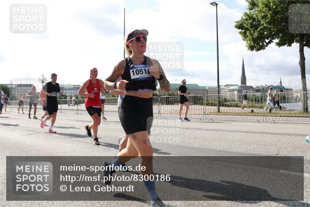 29.06.2025 - hella hamburg halbmarathon Lena Gebhardt http://msf.ph/oto/8300186 29.06.2025 09:59:31 Lombardsbrücke 16679, 10518, 1319, 1334, 1366, 1506, 1595, 1642, 1955, 1972, 2282, 2391, 2432, 2630, 2741, 2911, 3112, 3279, 3668, 3715, 4426, 4467, 4837, 4839, 5277, 5299, 5391, 5420, 5457, 5458, 5465, 5492, 5866, 6390, 6399, 6414, 6415, 6416, 7033, 7037, 7129, 7130, 7395, 7833, 7864, 8330, 8509, 8520, 8542, 8652, 8772, 8846, 8929, 9142, 9488, 9884, 9903, 9907, 9922, 9984, 10020, 10031, 10266, 11039, 11568, 11844 meine-sportfotos.de