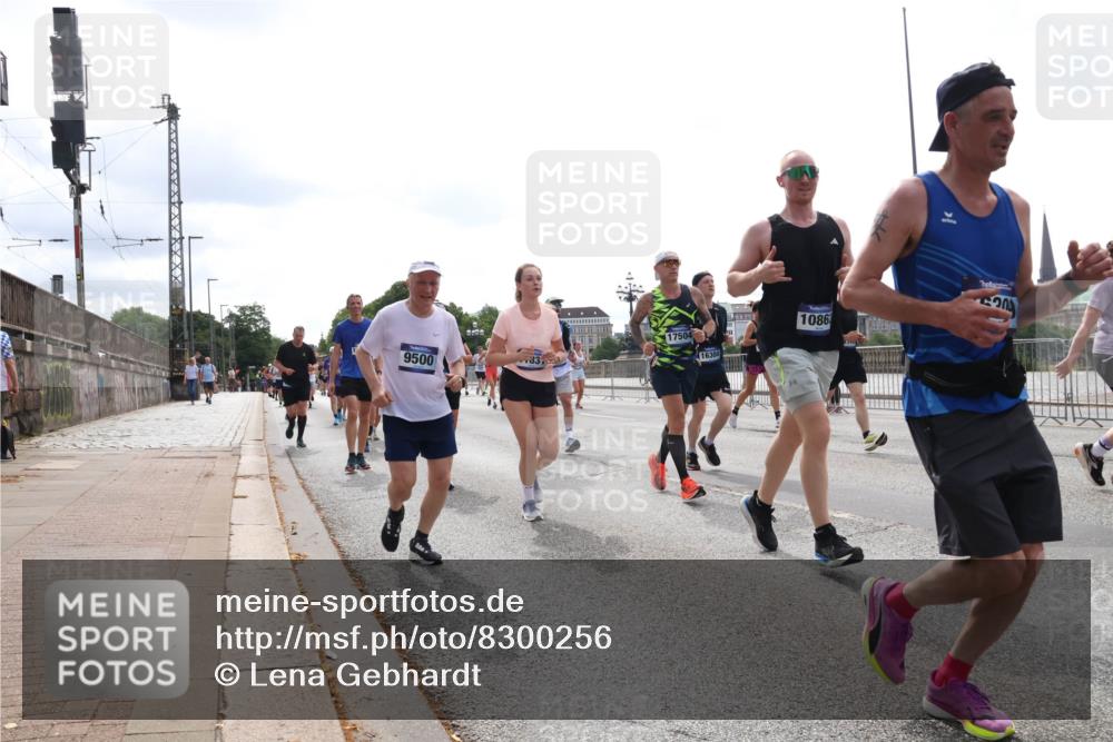 29.06.2025 - hella hamburg halbmarathon Lena Gebhardt http://msf.ph/oto/8300256 29.06.2025 10:37:02 Lombardsbrücke 9500, 17504, 16304, 1086, 1022, 1118, 1253, 1276, 1339, 1488, 1490, 1597, 1948, 1952, 1954, 2031, 2072, 2104, 2272, 2480, 2552, 2588, 3127, 3165, 3714, 3873, 3895, 4084, 4097, 4347, 4618, 4733, 4762, 4996, 5146, 5224, 5538, 5560, 5640, 5786, 5789, 5940, 6156, 6172, 6359, 6584, 6804, 7202, 7707, 7773, 8007, 8257, 8258, 8315, 8499, 8758, 8811, 8936, 8937, 9054, 9055, 9295, 9500, 9694, 13265, 15077, 17156, 17807, 18152, 18488 meine-sportfotos.de