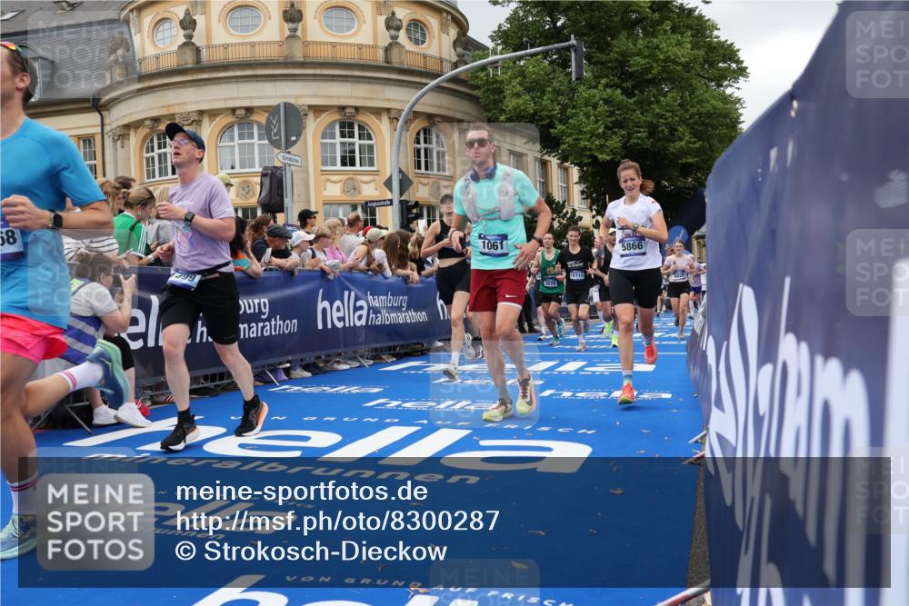 29.06.2025 - hella hamburg halbmarathon Strokosch-Dieckow http://msf.ph/oto/8300287 29.06.2025 10:53:32 Ziel 1030, 1061, 1098, 1499, 1502, 1783, 2058, 2070, 2630, 3399, 3819, 5866, 6628, 6629, 6762, 10549, 11068, 11604, 12632, 12909, 13865, 13912, 15061, 15113, 15497, 15856, 16092, 17710, 18143, 18450, 18612, 18666, 18715 meine-sportfotos.de