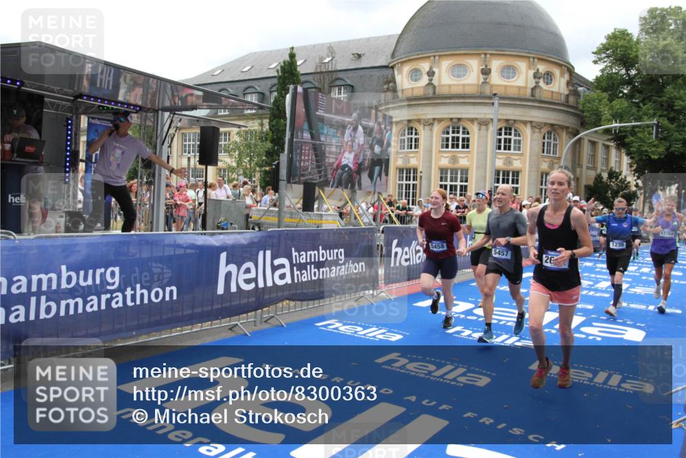 29.06.2025 - hella hamburg halbmarathon Michael Strokosch http://msf.ph/oto/8300363 29.06.2025 10:57:40 Ziel 1239, 2236, 2606, 2652, 4502, 5015, 5134, 5457, 5458, 5728, 12774, 13523, 14571, 14951, 15217, 15220, 17769, 17814, 18388 meine-sportfotos.de