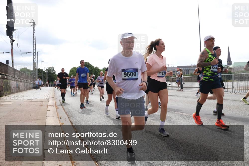29.06.2025 - hella hamburg halbmarathon Lena Gebhardt http://msf.ph/oto/8300439 29.06.2025 10:37:03 Lombardsbrücke 18918, 9500, 11831, 17504, 1022, 1118, 1253, 1276, 1339, 1488, 1490, 1597, 1819, 1948, 1952, 1954, 2016, 2031, 2072, 2104, 2272, 2480, 2552, 2588, 3127, 3165, 3714, 3873, 3895, 4084, 4097, 4347, 4618, 4733, 4762, 4996, 5146, 5224, 5538, 5560, 5640, 5786, 5789, 5940, 6156, 6172, 6359, 6584, 6804, 7202, 7707, 7773, 8007, 8257, 8258, 8315, 8499, 8758, 8811, 8936, 8937, 9054, 9055, 9295, 9500, 9694, 13265, 15077, 17156, 18152, 18488 meine-sportfotos.de