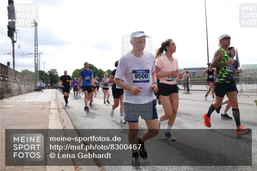 29.06.2025 - hella hamburg halbmarathon Lena Gebhardt http://msf.ph/oto/8300467 29.06.2025 10:37:03 Lombardsbrücke 18918, 9500, 1031, 12532, 17504, 1022, 1118, 1253, 1276, 1339, 1488, 1490, 1597, 1819, 1948, 1952, 1954, 2016, 2031, 2072, 2104, 2272, 2480, 2552, 2588, 3127, 3165, 3714, 3873, 3895, 4084, 4097, 4347, 4618, 4733, 4762, 4996, 5146, 5224, 5538, 5560, 5640, 5786, 5789, 5940, 6156, 6172, 6359, 6584, 6804, 7202, 7707, 7773, 8007, 8257, 8258, 8315, 8499, 8758, 8811, 8936, 8937, 9054, 9055, 9295, 9500, 9694, 13265, 15077, 17156, 18152, 18488 meine-sportfotos.de