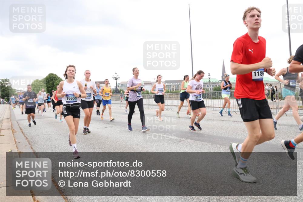 29.06.2025 - hella hamburg halbmarathon Lena Gebhardt http://msf.ph/oto/8300558 29.06.2025 10:56:22 Lombardsbrücke 1354, 1162, 1514, 16655, 12551, 8517, 1186, 1569, 1047, 1113, 1738, 1909, 2095, 2143, 2307, 2793, 2887, 2915, 2991, 3257, 3268, 3438, 3520, 3614, 3675, 3676, 3953, 3987, 4083, 4265, 4354, 4473, 4773, 4836, 5237, 5306, 5438, 5580, 5693, 5757, 5994, 6494, 6690, 6968, 7025, 7028, 7090, 7307, 7516, 7616, 7711, 8005, 8108, 8305, 8517, 8533, 8606, 8766, 8939, 8943, 9383, 9435, 9606, 9838, 9910, 9948, 9953, 10555, 10569, 10571, 10640, 10740, 10784, 10987 meine-sportfotos.de