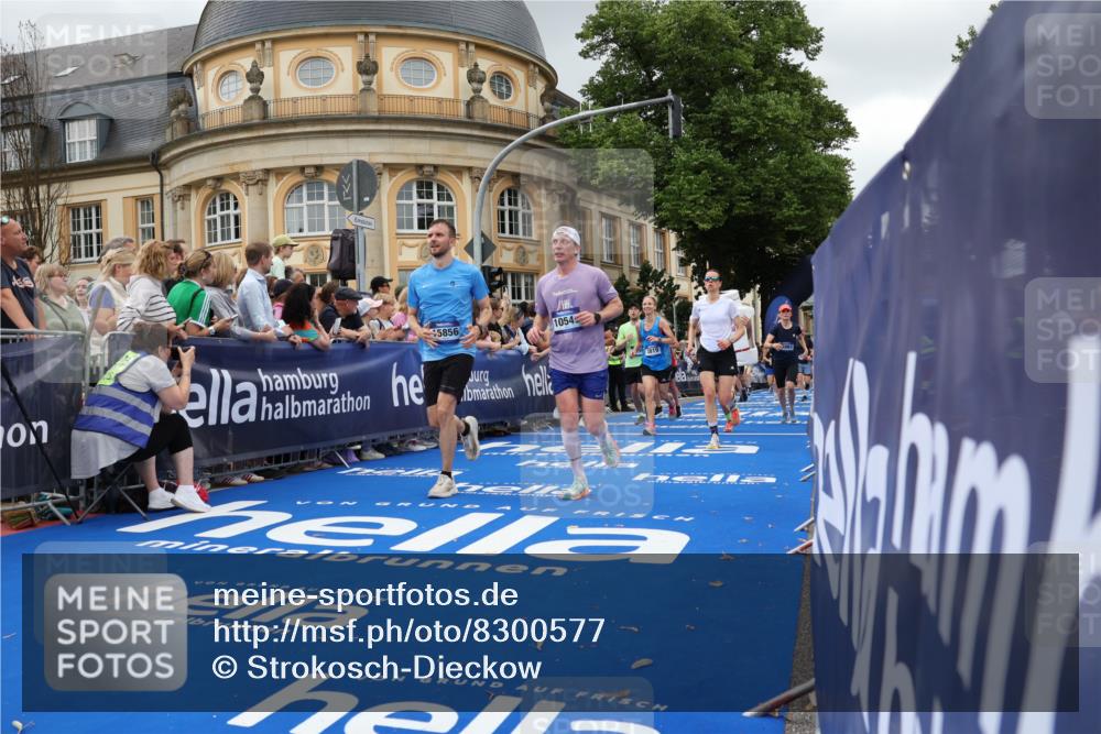 29.06.2025 - hella hamburg halbmarathon Strokosch-Dieckow http://msf.ph/oto/8300577 29.06.2025 10:53:38 Ziel 1030, 1098, 1502, 1783, 2058, 2082, 2518, 2630, 3399, 3819, 5399, 6628, 6762, 6877, 8285, 8335, 10549, 10895, 11588, 11589, 11604, 12632, 13865, 14702, 14818, 15061, 15113, 15441, 15497, 15856, 16092, 17482, 18143, 18450, 18514, 18612, 18666, 18715 meine-sportfotos.de