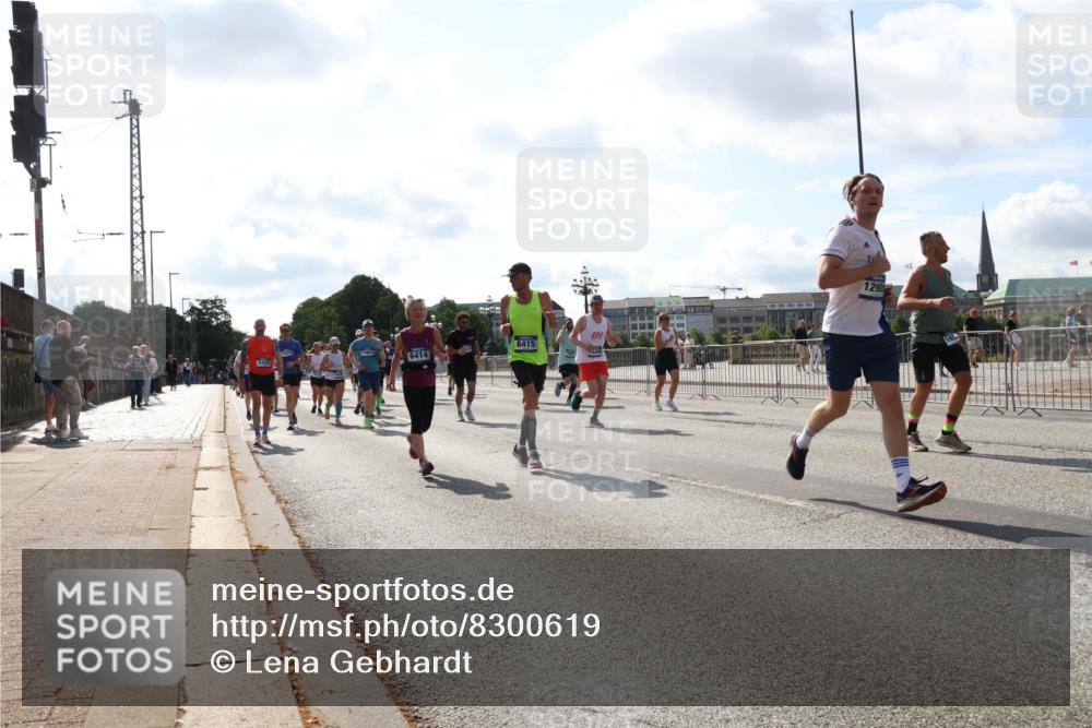 29.06.2025 - hella hamburg halbmarathon Lena Gebhardt http://msf.ph/oto/8300619 29.06.2025 09:59:34 Lombardsbrücke 6415, 5420, 6414, 1290, 1319, 1334, 1366, 1506, 1595, 1642, 1834, 1955, 2282, 2391, 2432, 2630, 2741, 2911, 3112, 3279, 3668, 3715, 4426, 4467, 4837, 4839, 5015, 5134, 5277, 5299, 5420, 5457, 5458, 5465, 5492, 5866, 6202, 6390, 6399, 6414, 6415, 6416, 7033, 7037, 7129, 7130, 7395, 7833, 7864, 8330, 8509, 8520, 8542, 8652, 8772, 8846, 8929, 9142, 9488, 9884, 9903, 9907, 9922, 9984, 10020, 10031, 10266, 11039, 11568, 11844 meine-sportfotos.de