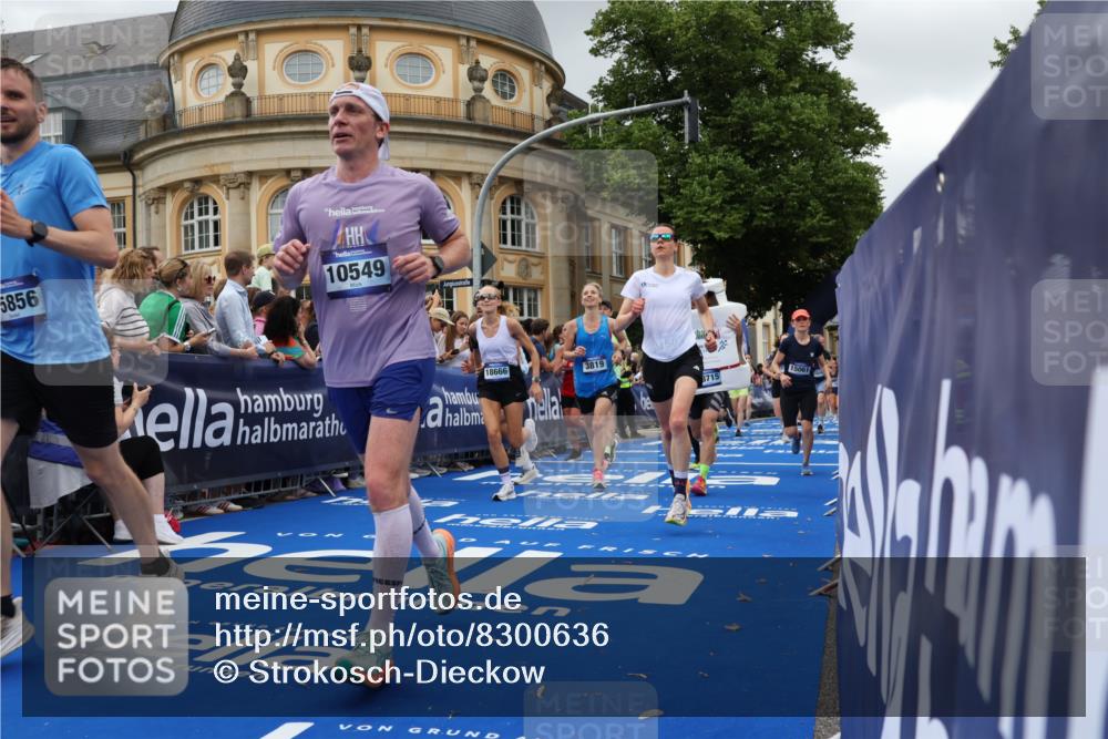 29.06.2025 - hella hamburg halbmarathon Strokosch-Dieckow http://msf.ph/oto/8300636 29.06.2025 10:53:39 Ziel 1030, 1098, 1502, 1783, 2058, 2082, 2518, 2630, 3399, 3819, 5399, 5607, 6628, 6762, 6877, 7177, 8285, 8335, 10549, 10895, 11588, 11589, 11604, 12632, 13865, 14702, 14818, 15061, 15113, 15441, 15856, 16092, 17482, 18143, 18514, 18612, 18666, 18715 meine-sportfotos.de