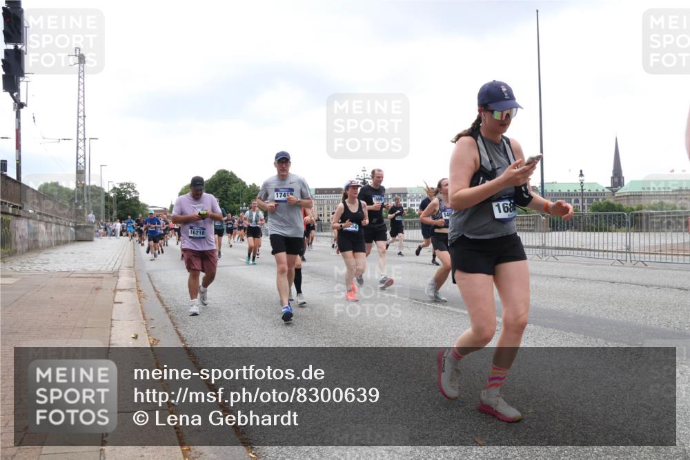 29.06.2025 - hella hamburg halbmarathon Lena Gebhardt http://msf.ph/oto/8300639 29.06.2025 10:46:53 Lombardsbrücke 1073, 1185, 1286, 1363, 1371, 1375, 1593, 1607, 1608, 1720, 1837, 1961, 1999, 2162, 2211, 2320, 2327, 2537, 2555, 2556, 2665, 2697, 2981, 3277, 3406, 3407, 3469, 3734, 3823, 4202, 4239, 4296, 4342, 4355, 4448, 4483, 4604, 5111, 5114, 5700, 5796, 5953, 6124, 6161, 6485, 6496, 6740, 7073, 7303, 7412, 7767, 7827, 8477, 8486, 8551, 8553, 8684, 8706, 8967, 9691, 10230, 13969, 14261, 15852, 16882, 16987 meine-sportfotos.de